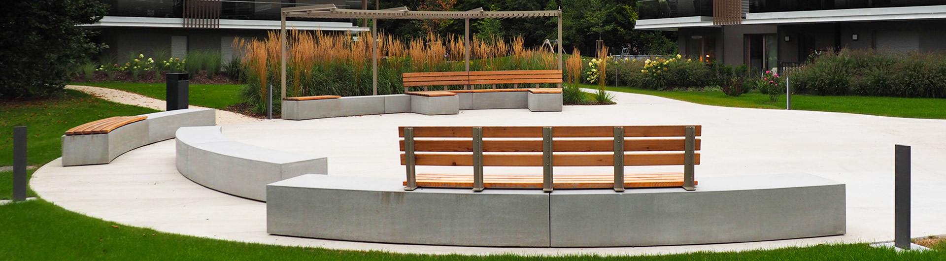 Individuell gefertigte Sitzelemente aus Beton im Wohnpark in Linz von BK BetonDESIGN