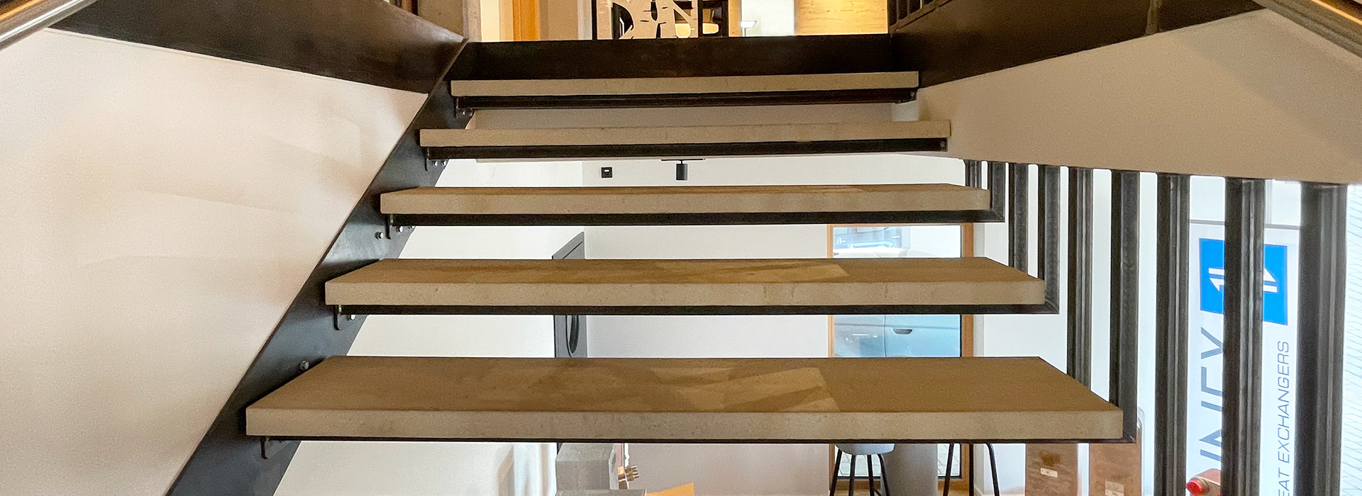 Betonstiegen in einem Büro von BK Betondesign