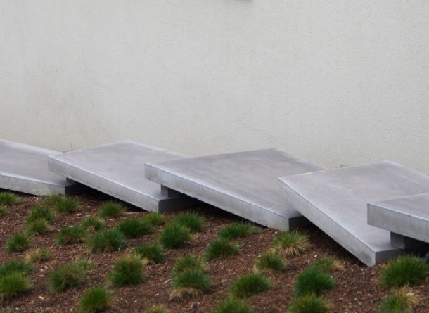 Detailansicht der Betonstufenplatten in Anthrazit von der Seite