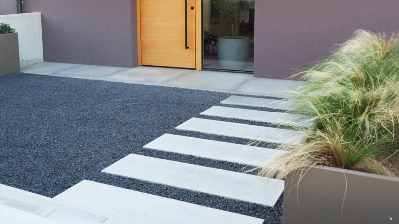 Bodenplatten und Gehwegplatten aus Beton für Eingangsbereich bei Wohnhaus
