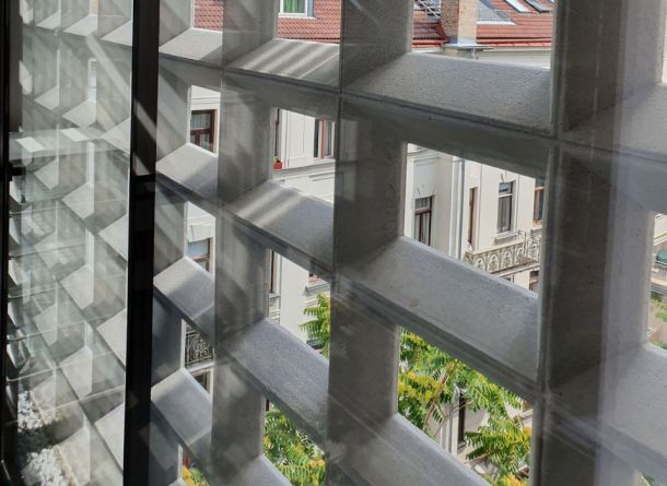 Gittersteine aus Rüttel-Pressbeton in Weiß