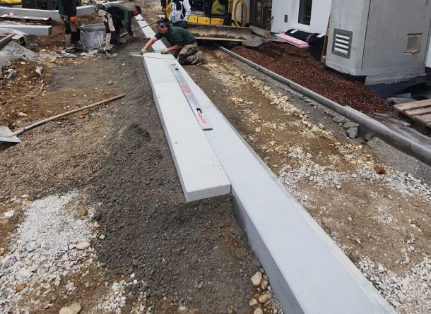 Verlegung von Beton Blockstufen in Zementgrau in einer Wohnanlage im 11 Bezirk von Wien