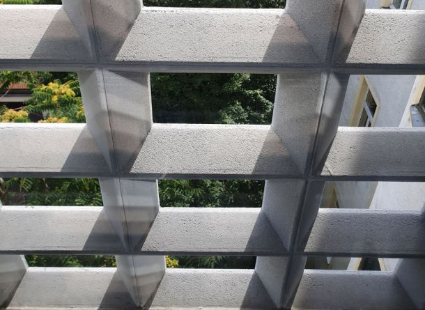 Bk Betongittersteine in Edelweiß für eine Außenmauer eines Stiegenhauses