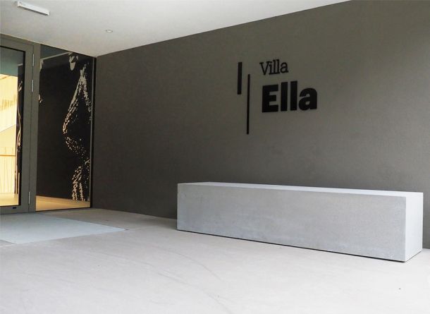 Schlichter gerader Sitzblock aus Beton von BK BetonDESIGN