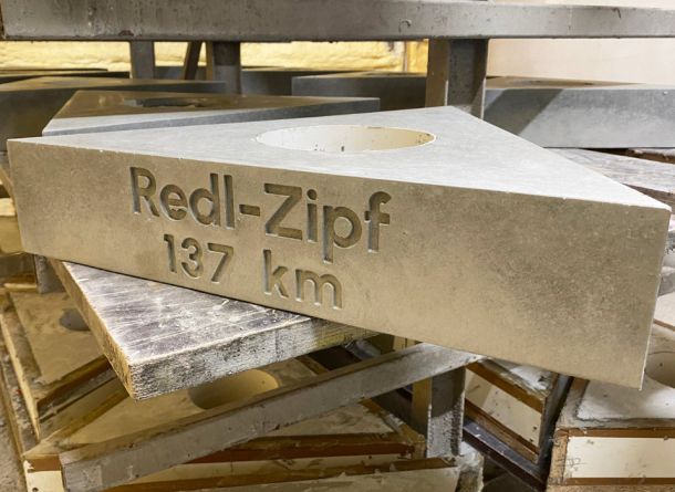 Sonderanfertigung eines einzelnen Betondreieck mit exakten Kanten in Zementgrau mit schalreiner Oberfläche