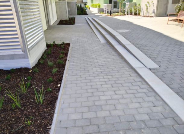 Ausgleich der Höhenunterschied eines Weges in einer Wohnanlage mit den Betonstufen