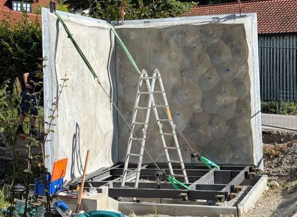Aufbau der Betonelemente für die Kapelle