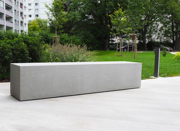 Sitzblock aus Beton für Wohnanlage