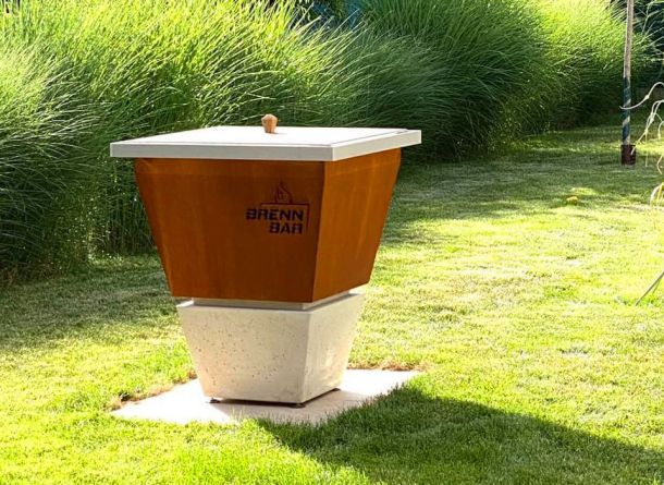 BRENN-BAR als Stehtisch mit Abdeckplatte mit Leichtbeton-Sockel