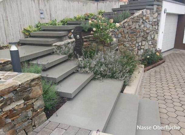 Schwebende Stufen mit feinst sandgestrahlter Betonoberfläche im nassen Zustand