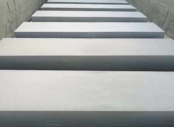 Detailansicht von Betonsitzblöcken mit sandgestrahlter Oberfläche