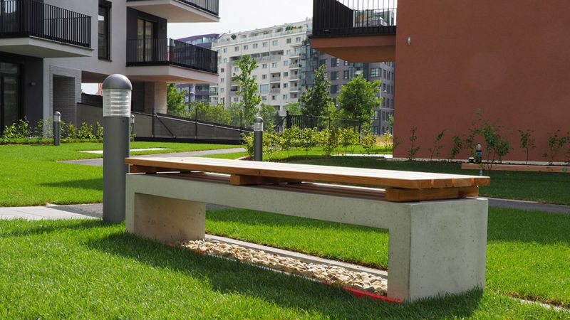 Betonsitzbank mit Holzsitzauflage für Wohnanlage von BK BetonDESIGN
