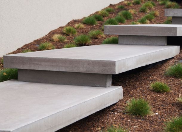 Detailansicht der schwebenden Stufenplatten aus Beton mit Micorfase