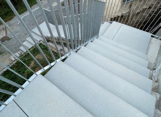 Betonstufen in natürlichen Zementgrau für einen hohen Stufenaufgang 