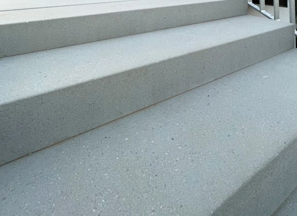 Detailansicht der Betonstufen in Zementgrau mit feinst sandgestrahlter Oberfläche und Microfase