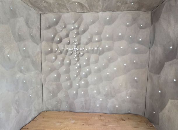 Innenansicht der Betonskulptur mit Kreuz aus Lichtpunkten