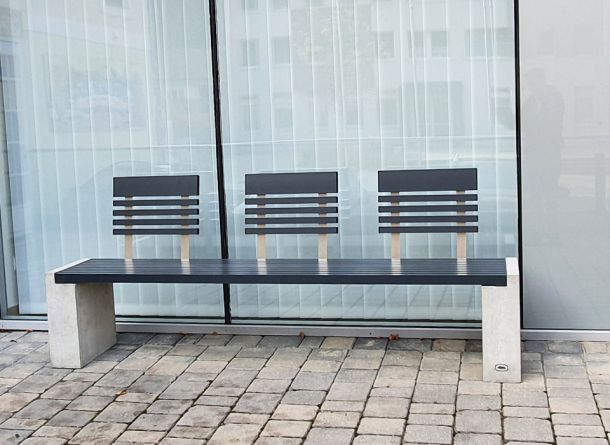 Betonstützen mit Sitzfläche aus Aluminium mit Rückenlehne