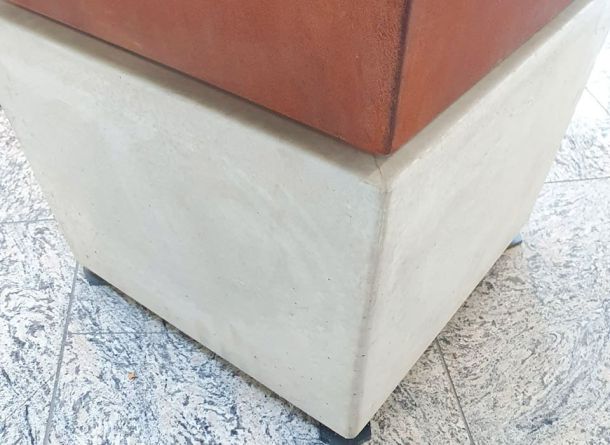 Sockel aus Leichtbeton von BK BetonDESIGN für die BRENN-BAR
