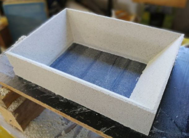 Einzelner Gitterstein aus Beton in der Produktion 