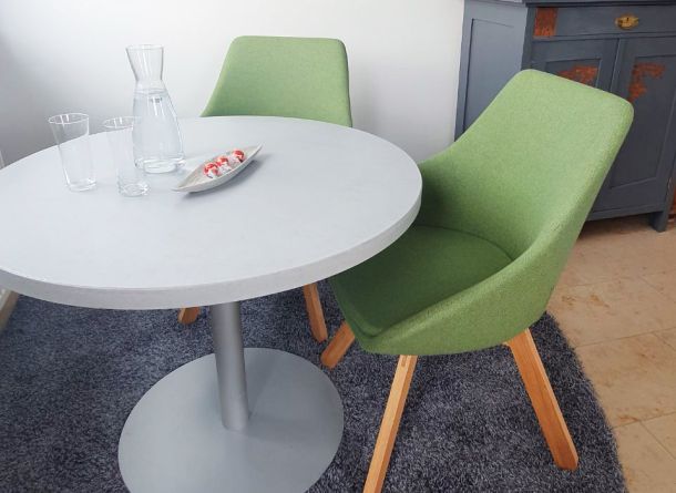 Besprechungstisch mit runder Betonplatte aus Hochleistungsbeton und Metallfuß