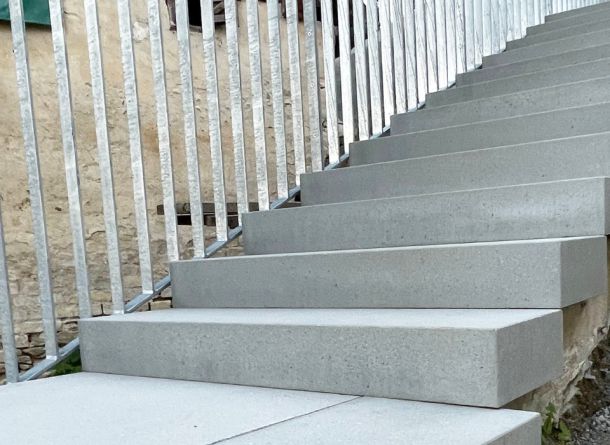 Blockstufen aus Beton Ansicht von schräg vorne