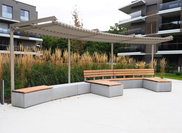 Sonderanfertigung von Sitzelemente aus Beton mit Holz und Metal kombiniert