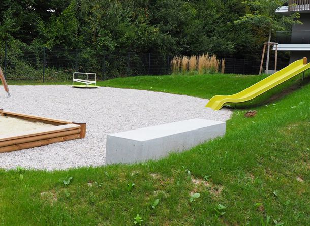 Sitzelement aus Beston bei Spielplatz in einer Wohnanlage, gegossen von BK BetonDESIGN