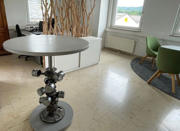 Stehtisch mit Betontischplatte und kreativer Tisch­gestell­unter­kon­struk­tionen von BK BetonDESIGN