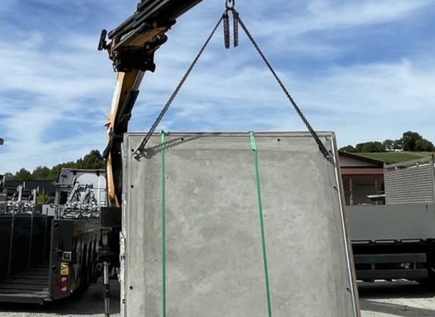 Verladen der Betonelemente für die Skulptur mit einem Kran