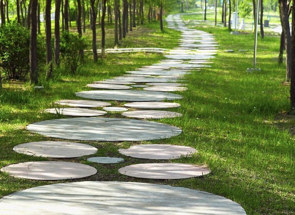Runde Designplatten aus Beton für einen Parkweg