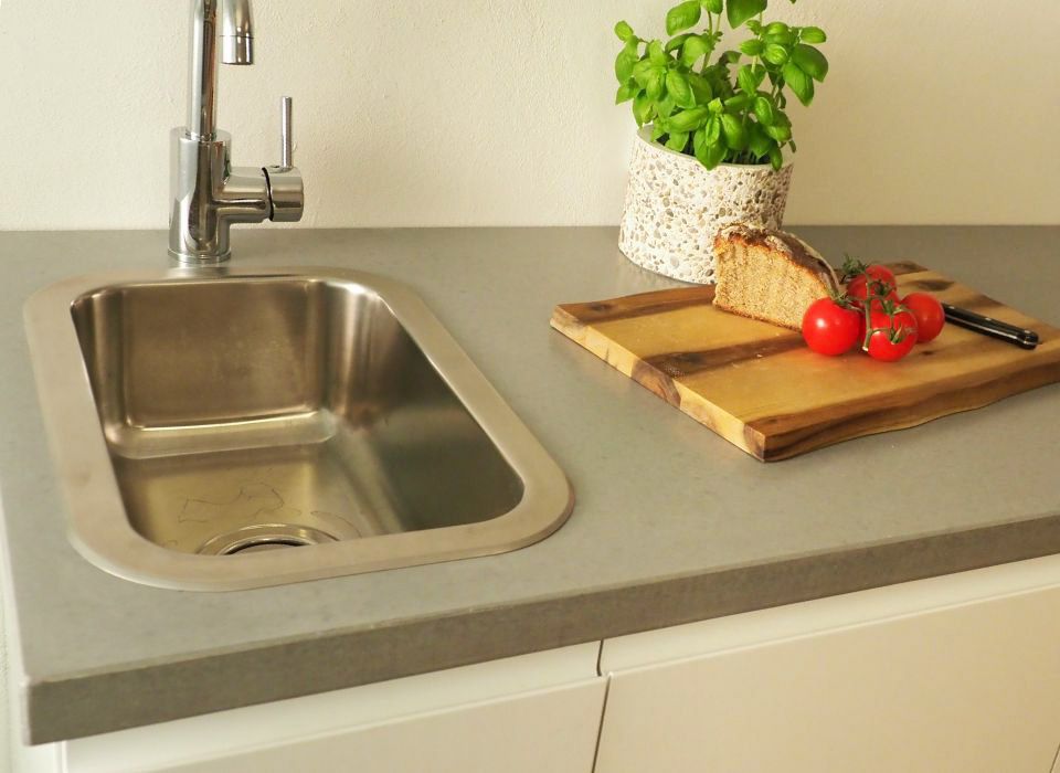 Detailansicht der Betonarbeitsplatte in Zementgrau mit dezenter Microfase von BK BetonDESIGN