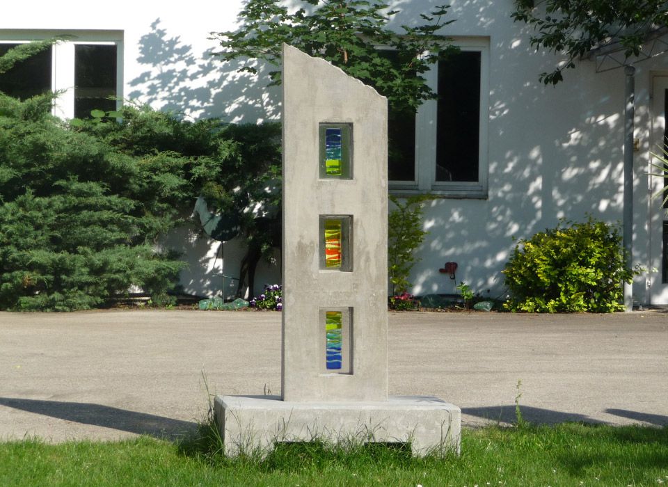 Betonskulptur mit buntem Glas kombiniert im Park von Empire of Glass in Weigelsdorf