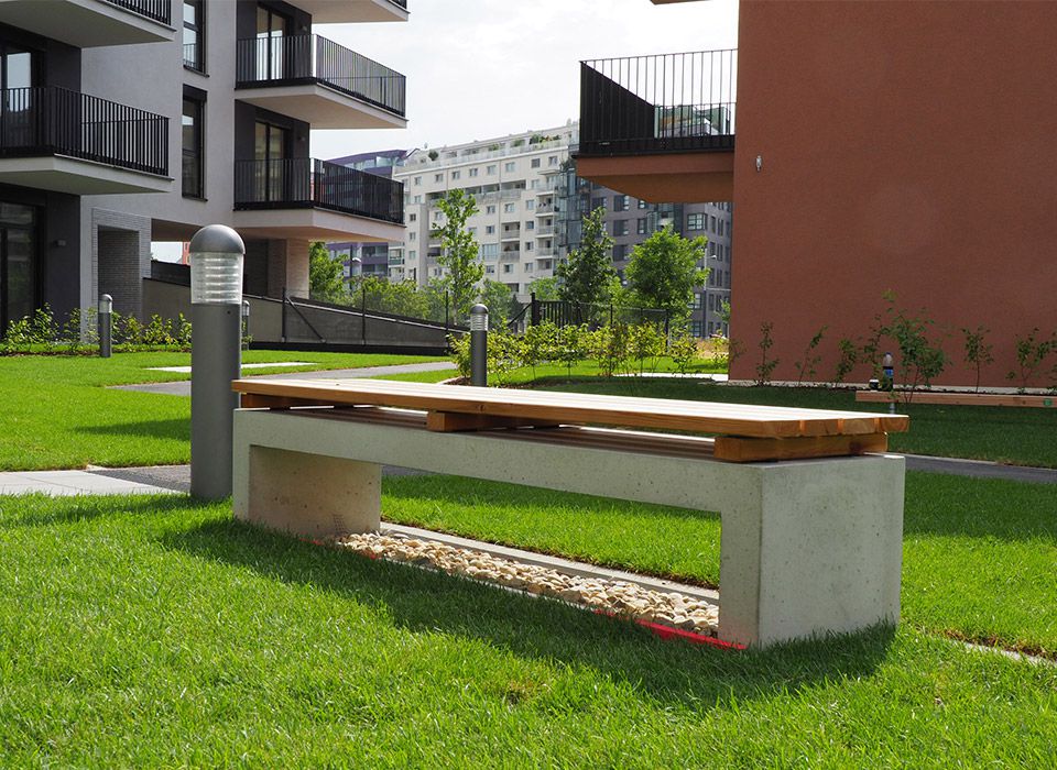 Betonsitzbank mit Holzsitzauflage für Wohnanlage von BK BetonDESIGN