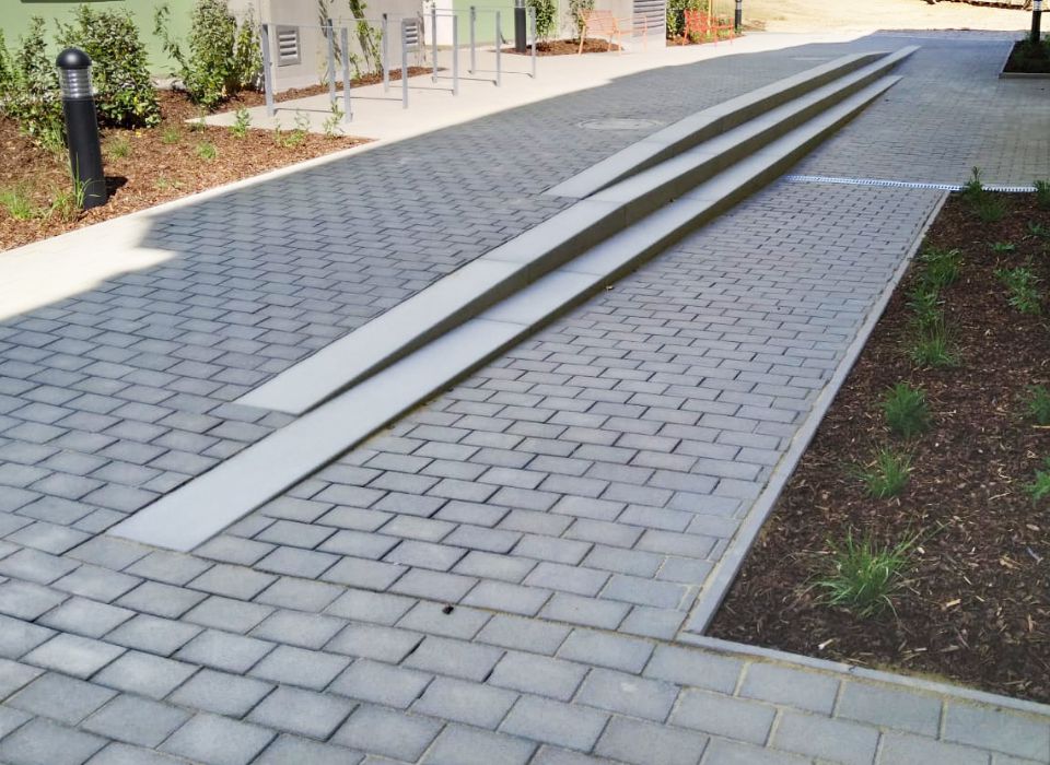Beton-Blockstufen nach Maß mit abgeschrägten Seiten für eine Wohnanlage in Wien
