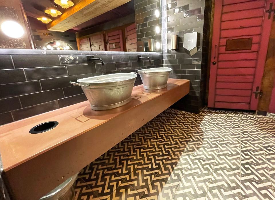Waschtisch aus kupferfarbenen Beton für die Damentoiletten der Csello Mühle von BK Forchtenstein