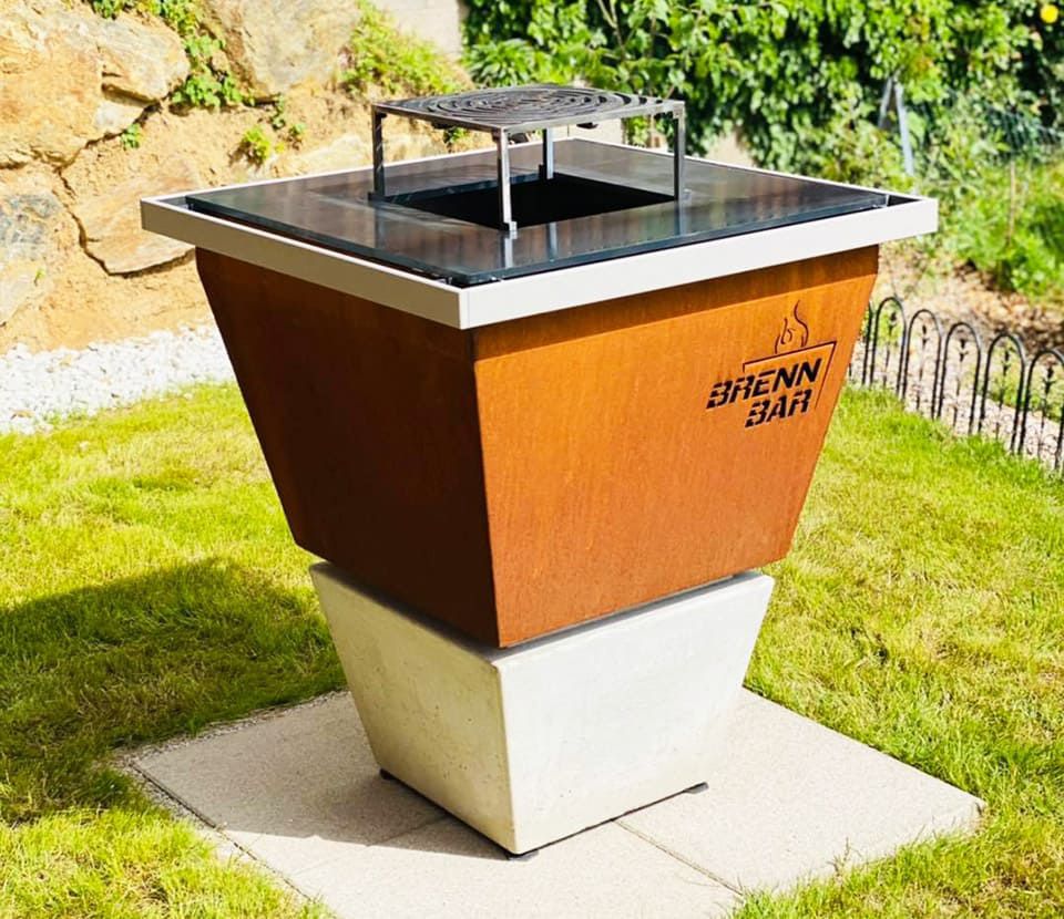 BRENN-BAR als Outdoor-Kochsystem aus Corten-Stahl und ein Sockel aus Leichtbeton von BK BetonDESIGN