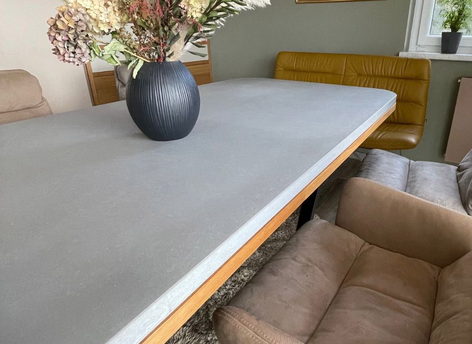 Detailansicht einer Betontischplatte mit Holzplatte kombiniert für den Wohnbereich