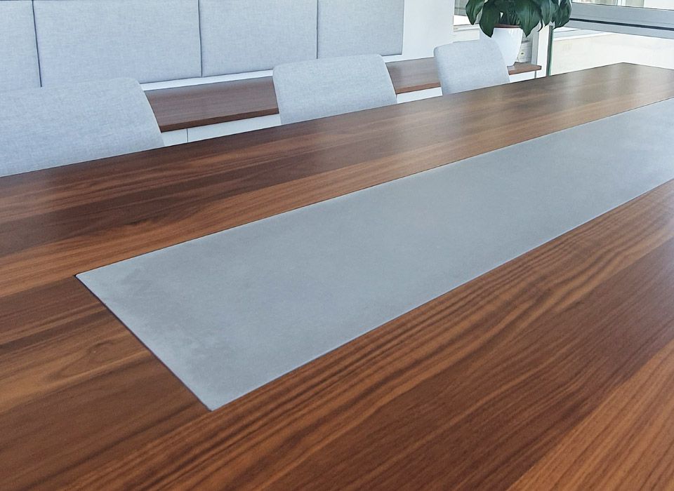Holztisch aus Massivholz mit Betoneinlage von BK BetonDESIGN
