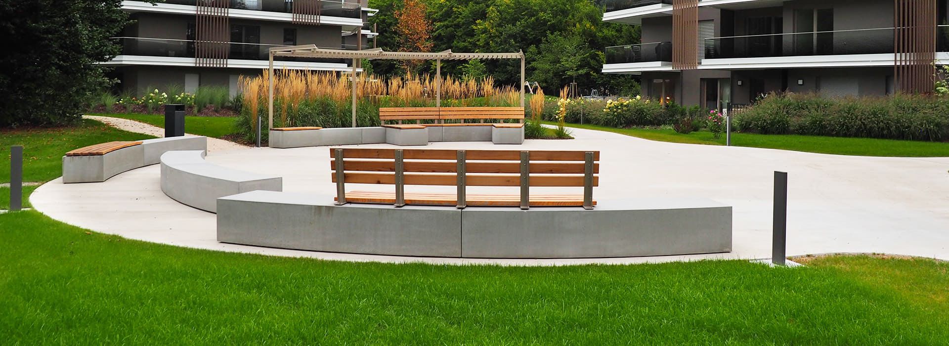 Sitz­eleme­nte aus Beton im Wohnpark in Linz von BK Forchtenstein