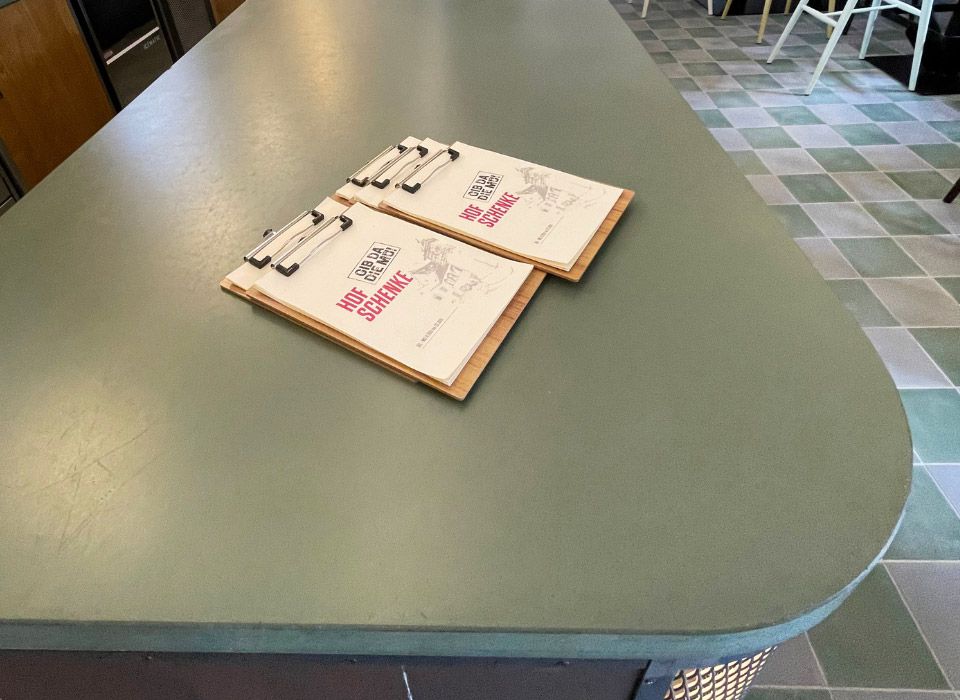 Detailansicht der abgerundeten Theke mit der grünen Betonplatte