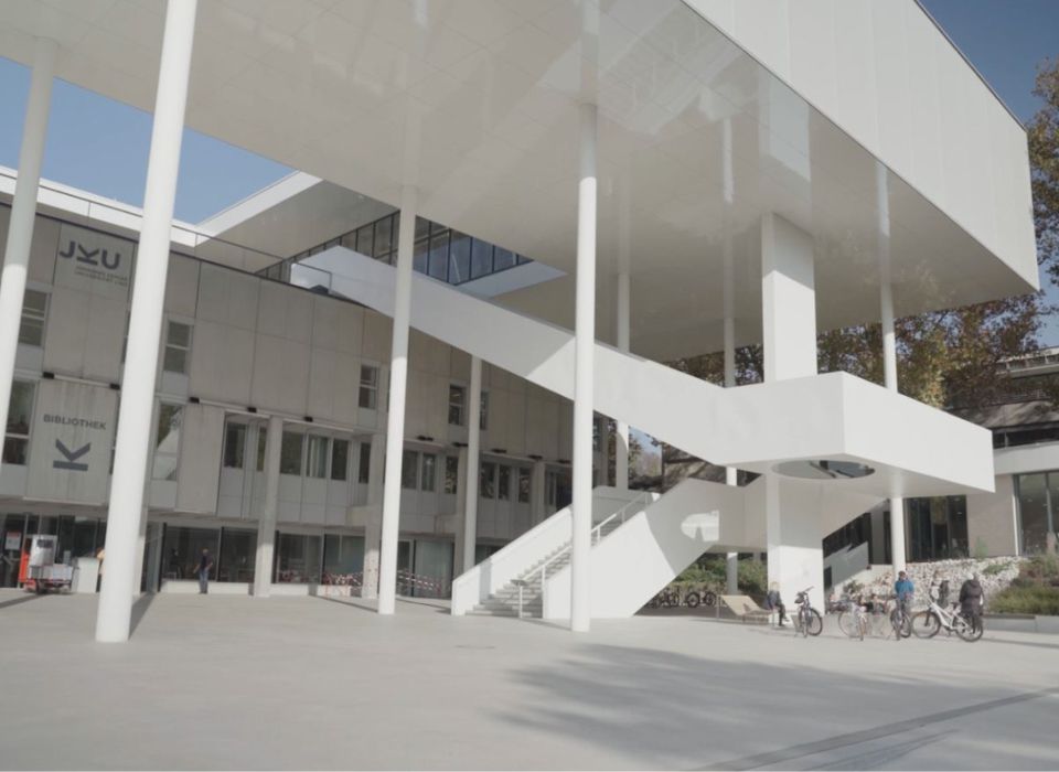Geschwungene Freitreppe der Uni Linz mit Winkelstufen von BK BetonDESIGN