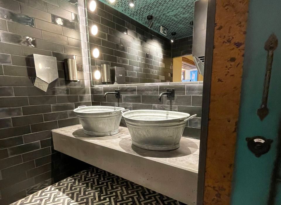 Betonwaschtische von BK BetonDESIGN auf der Herrentoilette der Csello Mühle in Oslip