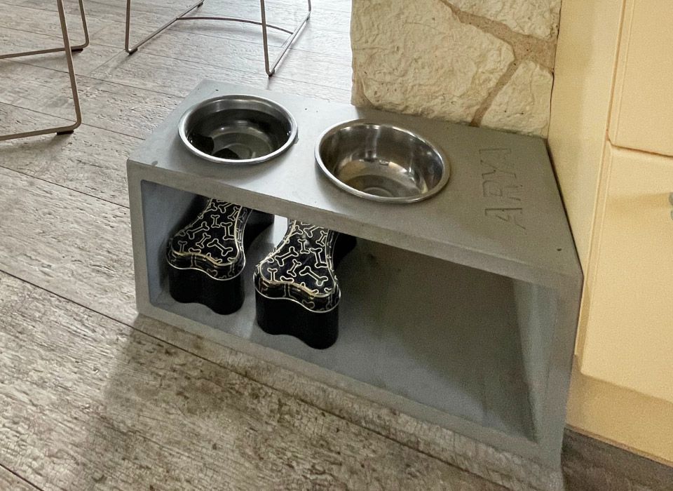 Futterstation aus Beton für Hundenapf mit individueller Beschriftung