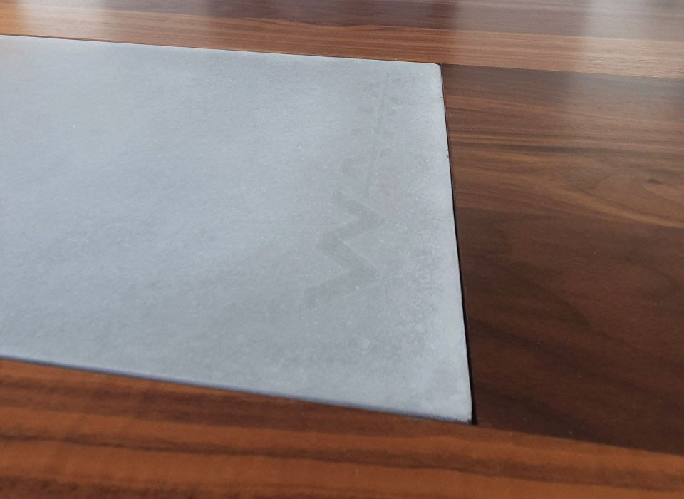 Detailansicht der Betonplatte mit dem WAHA Logo - gestaltet von BK Forchtenstein