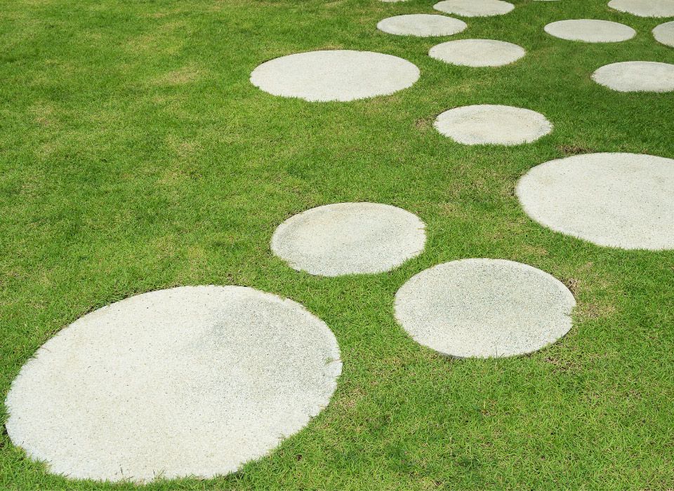 Runde Betonplatten in Zementgrau als Blickfang in einem Park