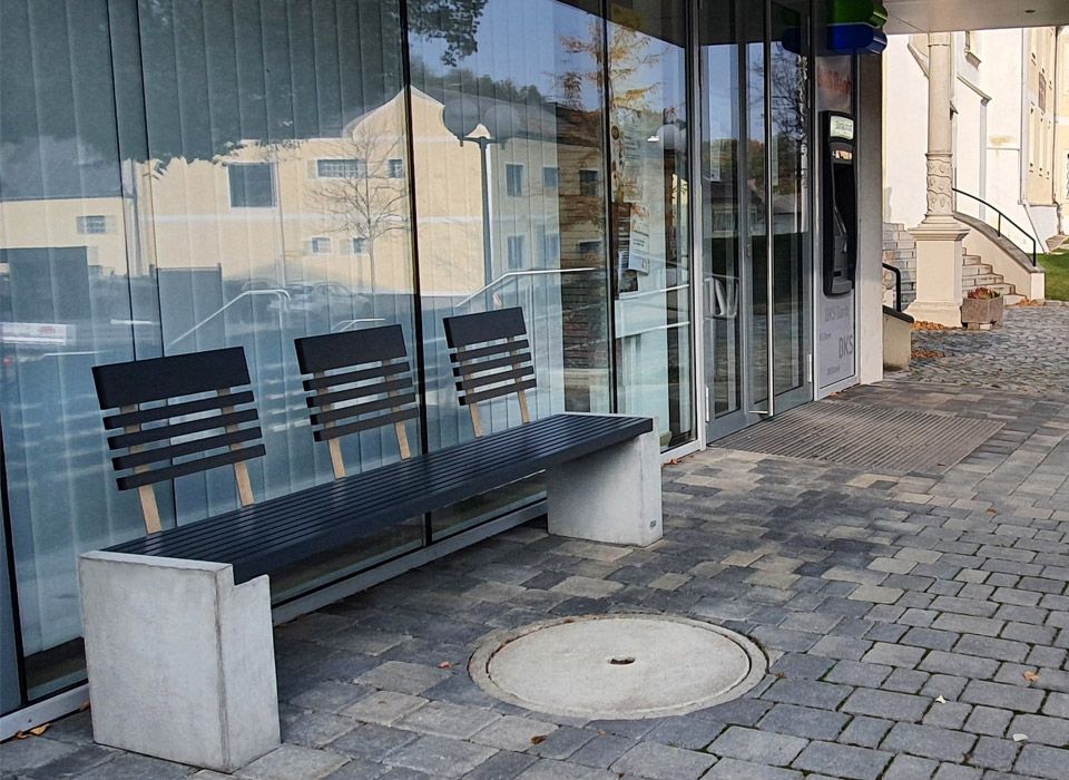 Sitzbank mit Betonstützen und Aluminiumauflage am Hauptplatz Forchtenstein