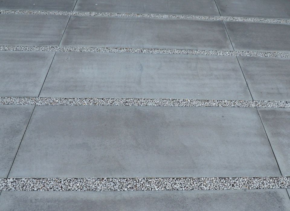 Detailansicht der Gehwehwegplatten aus Gussbeton in Anthrazit