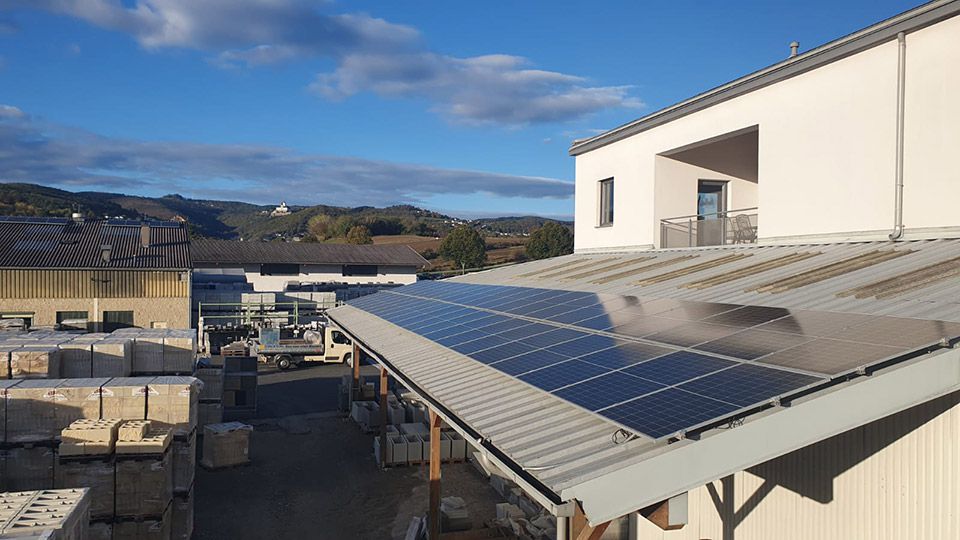 Photovoltaikanlage auf dem Dach des Betonsteinwerks Forchtenstein