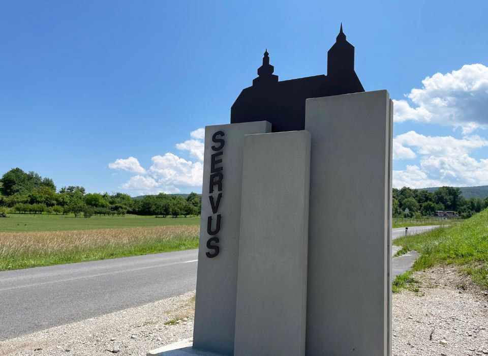 Ansicht des Gestaltungselement aus Beton mit Servus als Schriftzug 