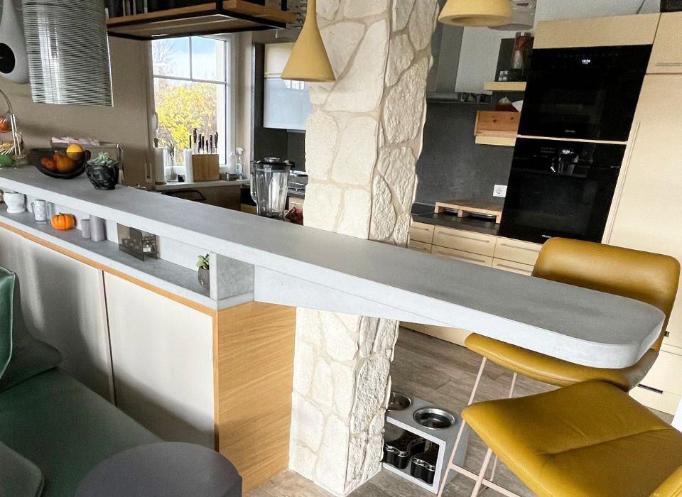 Maßgeschneiderte Bar aus Beton für eine Küche von BK BetonDESIGN